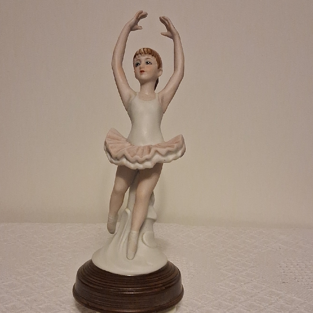 Elegant Porcelain ✨💃  Ballerina Music box Figurine in Cream and Pink